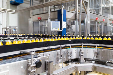 室内工业厂和机械用于加工和装瓶苏打水和橙汁瓶的图片