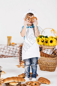 小男孩厨师在做饭图片