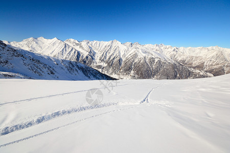 意大利阿尔卑斯山雄伟的高山风景中的滑雪旅游道图片