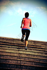 妇女在楼梯上奔跑健身慢跑图片