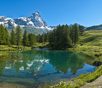 清澈溪水在蓝湖的清澈水域中反射的马特霍恩瓦尔图南切背景