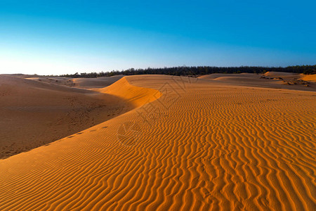 日落时越南沙漠中的红沙丘美奈图片