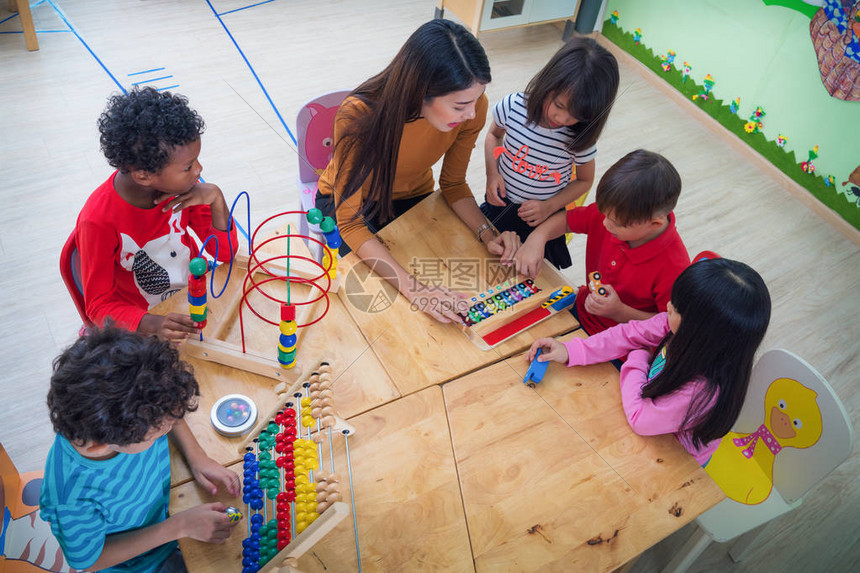 国际幼儿园的老师和学生一起玩具图片