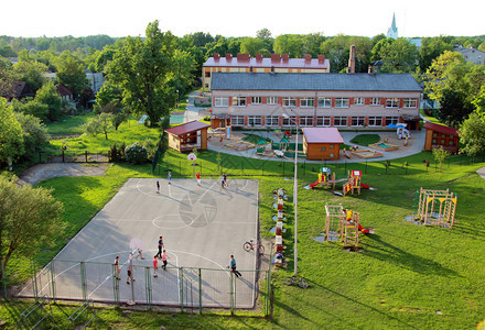 儿童在幼儿园附近游乐场图片