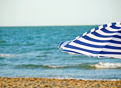 沙滩上的雨伞和背景中的大海图片