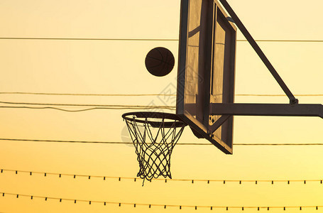 带飞球的篮球圈背景图片