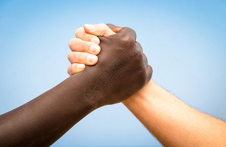 黑白人手在现代握手中展示彼此的友谊和尊重图片