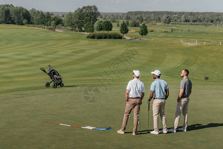 专业球员在站高尔夫球场图片