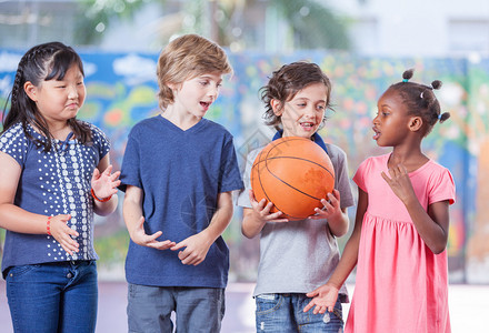 小学多族裔学校在校儿童打篮球图片