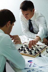 下棋时下棋的商人形象图片