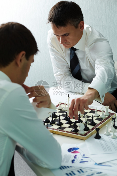 下棋时下棋的商人形象图片