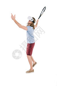 穿着虚拟现实头盔的长发男子在打网球图片
