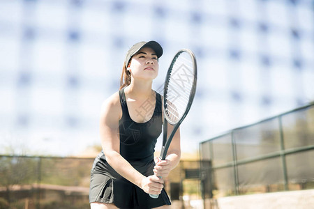 充满自信的年轻女网球选手图片