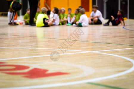 海牛逃过一劫！陈哲超不停球贴地斩破门，裁判判罚图多列越位在先