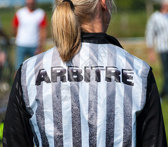 京媒谈邵佳一优势：带中超成绩不错；面试现场竞聘陈述加分不少