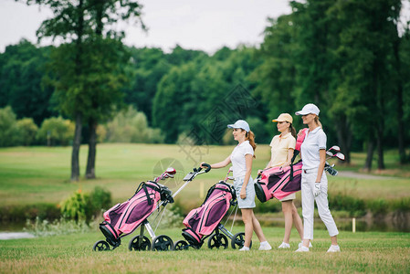 高尔夫球场上戴高尔夫球具的女高尔夫图片