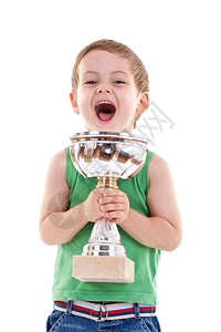 一张小孩赢得奖杯的照图片