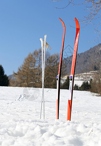 山区的红十字滑雪图片