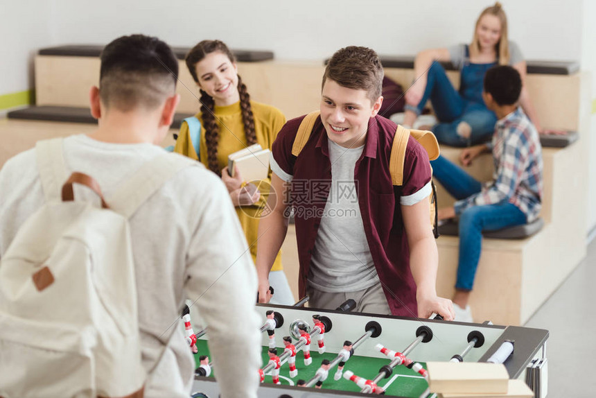 在学校走廊玩桌球的高中快乐中学生人图片