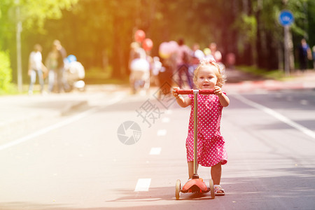 快乐可爱的小女孩在城图片