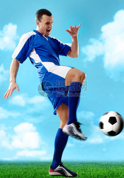 足球运动员击球的肖像图片