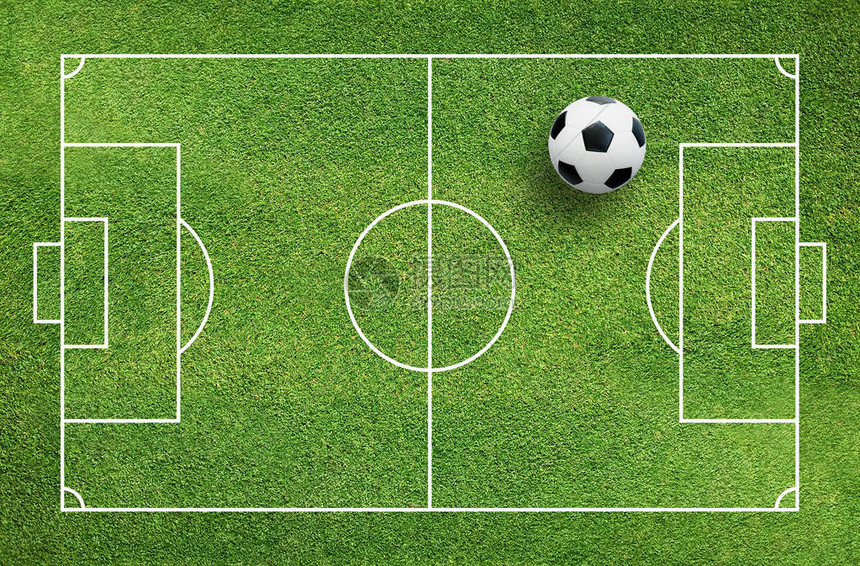 足球以足球场背景绿草为基地图片
