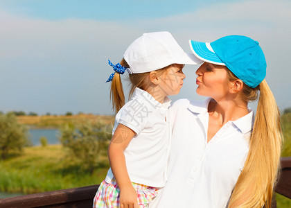 母亲和她的小女儿在高尔夫球场图片
