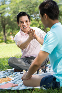 父子在下棋前握手图片