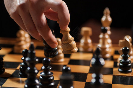在国际象棋游戏中移动的人特写图像图片