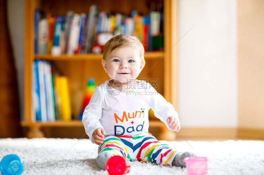 可爱的女婴在幼儿园玩益智玩具快乐健康的孩子在家里玩五颜六色的不同玩具婴儿发育和第一步图片