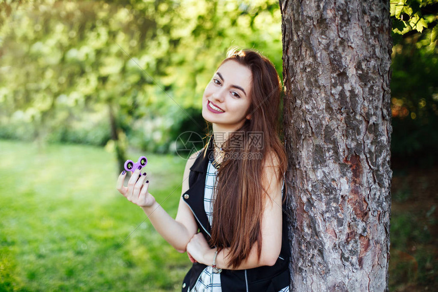 微笑的白色种人年轻美丽的女人图片