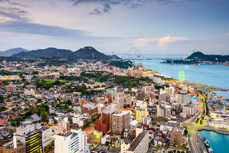 石雕观音登门海峡上空的日本天线Shimo背景