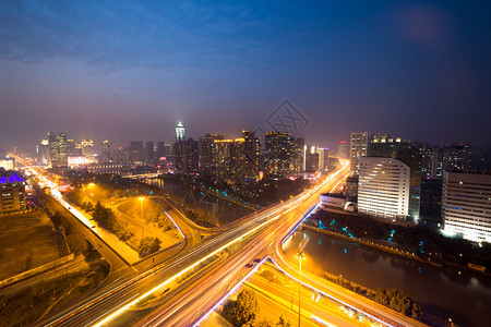 夜间飞越和城市风景上的图片