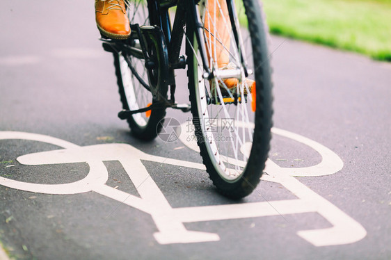 自行车标志在沥青自行车道上图片