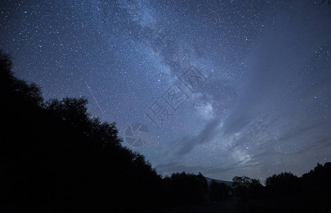 美丽的夜空与流星图片