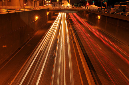 夜间交通车上汽车在高速公路上留图片