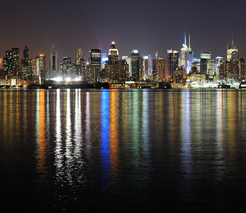 纽约市曼哈顿市中心天线全景在晚上图片