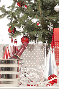 圣诞杯香槟圣诞树和礼物图片