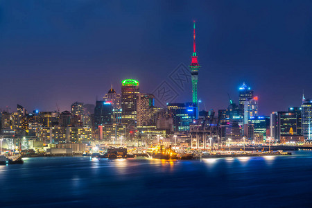 港口物流奥克兰市的天际与市中心及奥克兰天空塔OklandSky背景