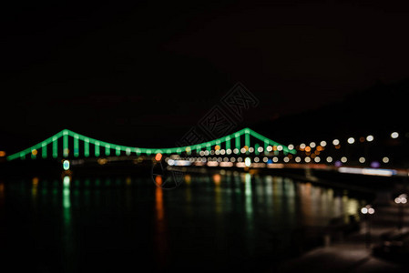 夜间散景灯模糊的照明桥图片