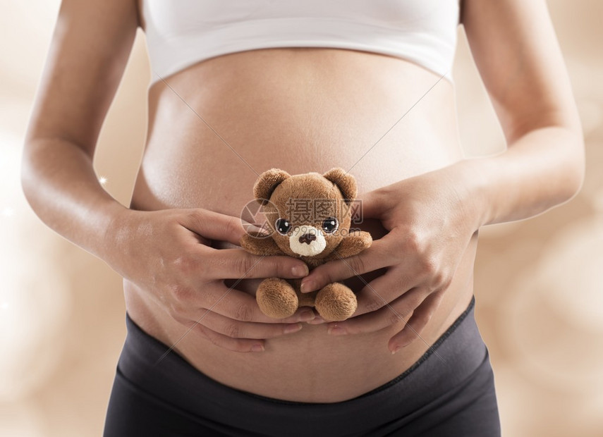 有小玩具熊的爱恋的孕妇图片