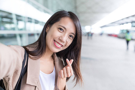 女人拿自拍用韩国风格的背景图片