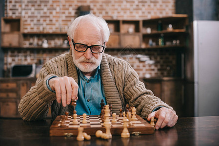 聪明的老人独自下棋背景图片