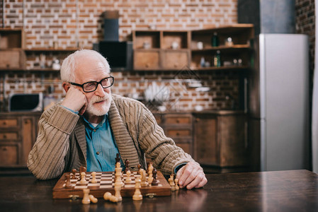 无聊的老人下棋背景图片