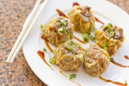 美味的中式点心饺子配上葱和甜酱图片