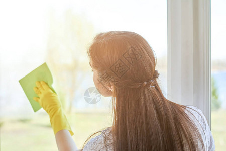 女人打扫窗户用抹布擦玻璃的人给家图片