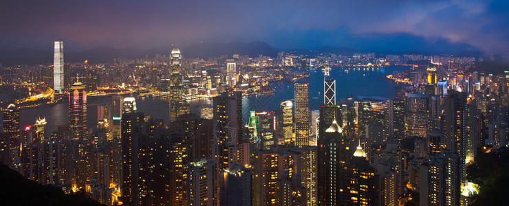 在夜间全景的香港城市景观图片