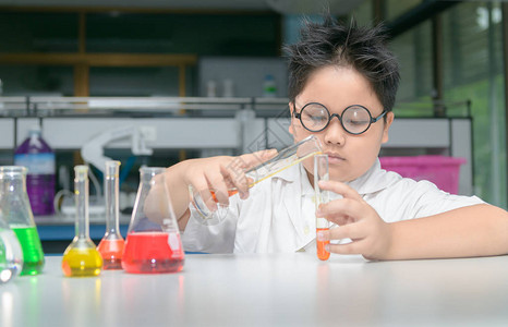 亚洲学生男孩正在实验室学校科学和化学教育理念中进行图片