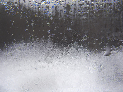 有窗玻璃和水滴结冰的开始图片