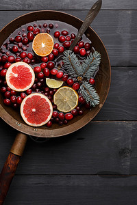 热冬拳桑格丽雅酒加柠檬葡萄果石灰和红莓的烤红酒图片
